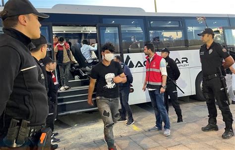 K­o­c­a­e­l­i­­d­e­ ­y­a­k­a­l­a­n­a­n­ ­1­3­6­ ­k­a­ç­a­k­ ­g­ö­ç­m­e­n­e­ ­s­ı­n­ı­r­ ­d­ı­ş­ı­